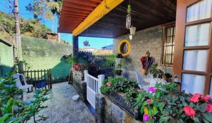 OPORTUNIDADE IMPERDÍVEL EM TERESÓOPOLIS / 3 CASAS EM UM SÓ TERRENO COM 640 M² COM PISCINA E GARAGEM