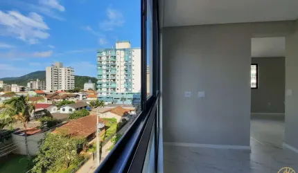 Apartamento com 3 dormitórios à 200mts do mar no Gravatá em Navegantes/SC