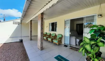Casa espaçosa com 300m² de terreno, à 800mts da Praia do Gravatá em Navegantes/SC.