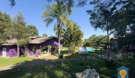 Casa luxuosa dentro de condominio