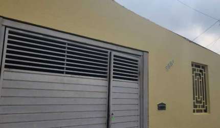 Casa para alugar  em ótima localização, 3 suítes, garagem coberta.
