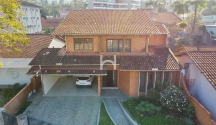 Sobrado com potencial para clinicas no Atiradores!