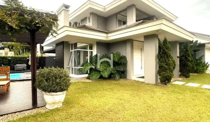Espetacular Casa à Venda no Bairro América em Joinville-SC: 4 Quartos, 4 Suítes, 5 Banheiros, 4 Vagas de Garagem!