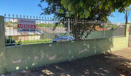 Terreno com edícula no fundo