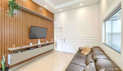 Linda casa com 03 quartos à venda no bairro Iporã