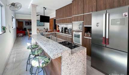 Casa com espaço gourmet e lindo jardim no bairro Umuarama