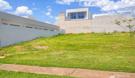 Terreno de 420 m² à venda no condomínio Royal Boulevard