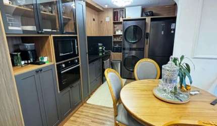 Apartamento na Vila Matilde, 2 dormitórios, finamente decorado, com armários planejados, ventilado, vista livre e Home Office.