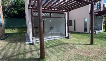 Casa Padrão em Praia do Forte, com 2 suites, proximo a Lagoa de Aruá, com vaga.