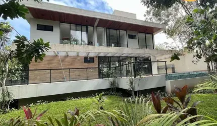 Casa Alto Padrão em Praia do forte, com 4/4, toda reformada, com piscina privativa.