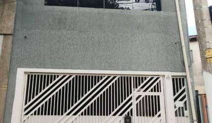 Sobrado com 4 dormitórios, 2 vagas de gargem, completo e com ótima localização