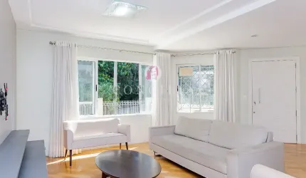 Sobrado Triplex de 4 Quartos, sendo uma Suíte Master - São Lourenço - Curitiba/PR