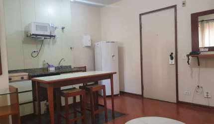 Flat mobiliado com serviços com 1 amplo dormitório e sala com varanda no Jardins.