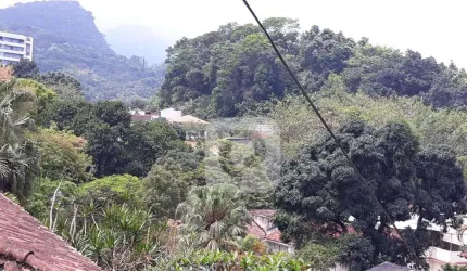 Maravilhosa casa com lindas vistas e Privacidade! Em rua com guarita de segurança!