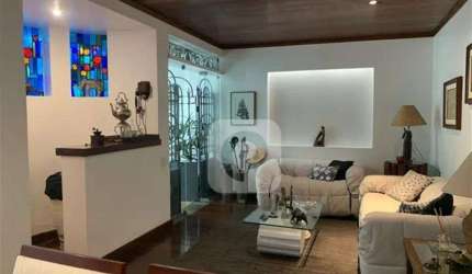 Casa na Urca com 302 metros com 4 quartos e piscina.
