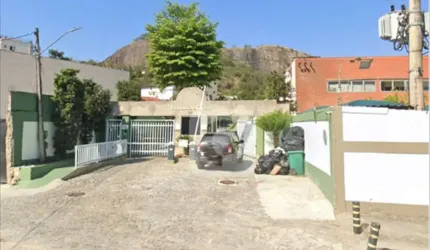 Casa de 340 m² 4 quartos 2 suítes com 1 canadense 2 salas 1 cozinha grande 2 vagas à venda
