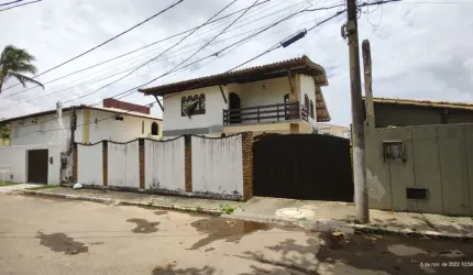 Casa 7/4 sendo 5 com varandas e 8 vagas ou mais de garagem