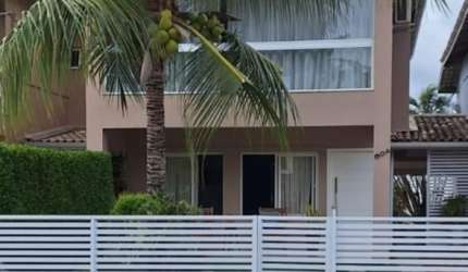 Casa 3 suítes e 2 vagas em condomínio