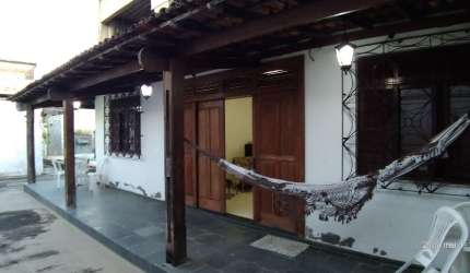 Excelente Casa ampla 4/4 sendo 1 suite, varanda social e espaço gourmet