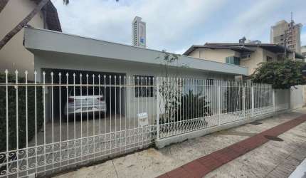 CASA NO CENTRO DE BALNEÁRIO CAMBORIÚ