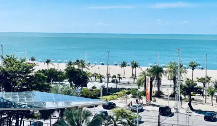 Apartamento vista mar com 02 dormitórios na quadra da praia.