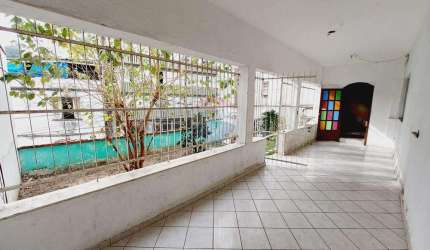 Casa a venda com 7 quartos, 3 banheiros, sala, cozinha, área de serviço, varanda, terraço e quintal