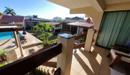 Casa à venda na Ilha do Boi, com 04 quartos, sendo 02 suítes, vista para o mar e belo quintal com lazer