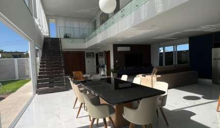 Magnífica residência em condomínio fechado, perfeita para quem busca conforto, lazer e sofisticação.