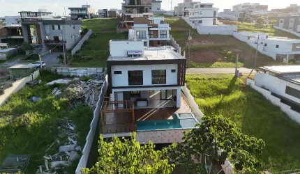 Alphaville Litoral Norte III – Casa Triplex com Arquitetura Sofisticada e Alto Padrão de Acabamento
