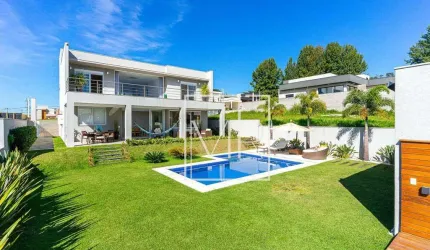 Casa à venda com 395m² com 3 suítes  por R$2.950.000,00 no Condomínio Figueira Garden em Atibaia-SP