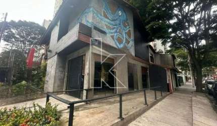 Casa comercial com 3 salas para alugar na Rua Inhambú, 687, Moema, São Paulo por R$ 30.000