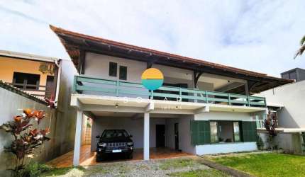 Casa mobiliada com vista para o mar à venda, com 06 dormitórios a apenas 50m da Praia Grande, em Penha, SC! Ref. 417