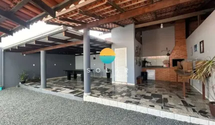Excelente sobrado com 3 dormitórios e 02 salas comerciais em uma das principais ruas de Penha - SC. Ref. 418