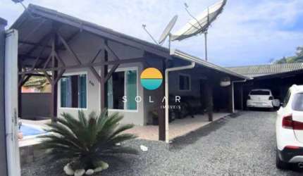 Casa à venda com piscina, com 03 dormitórios sendo 01 suíte, aprox. 1 km da praia de Armação em Penha/SC. Ref. 452