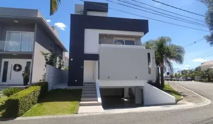 Casa em condomínio com 03 suítes e piscina . CONDOMINIO SANTA CORONA