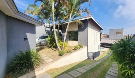 Oportunidade - Sobrado construído em 480m² de terreno com piscina privativa e 4 dormitórios.