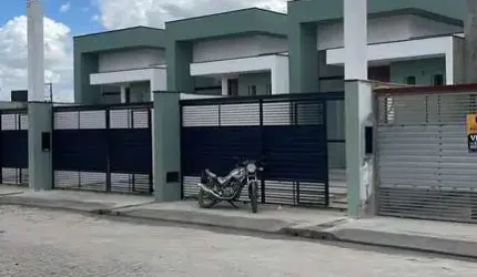 Casa residencial para Venda em rua pública, Sim, Feira de Santana, 3 quartos, 1 suíte, 1 sala, 2 banheiros, 2 vagas, 135m² área total.