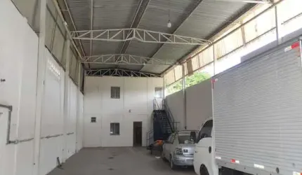 Galpão comercial para Locação em rua pública, Sim, Feira de Santana, 1 sala, 1 banheiro, 300m² área total.