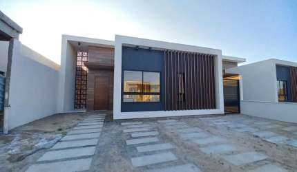 Casa no Sim, pronta para morar, para Locação, 3 Suítes, Garagem para 3 Carros, 4 banheiros, Cond fechado, em Feira de Santana, Área construída 220 m².