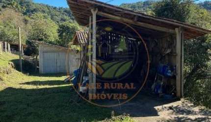 RARIDADE ! ÁREA ESCRITURADA DE 46.000 M² COM PASTO FORMADO, GALPÃO, NASCENTE E MUITAS BENFEITORIAS! AR00061