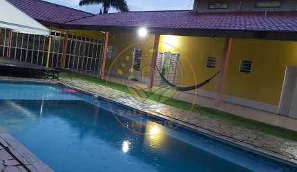 BELÍSSIMA CHÁCARA ESCRITURADA EM CONDOMINIO FECHADO, COM PISCINA, POMAR E RIO! CH00057