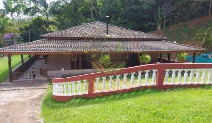 OPORTUNIDADE! MARAVILHOSA CHÁCARA COM LAGO E PISCINA EM MONTEIRO LOBATO - SP CH00299