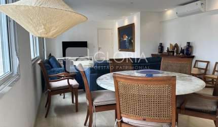 Lindo apartamento reformado em Moema com 3 suítes,  sala ampla e despensa