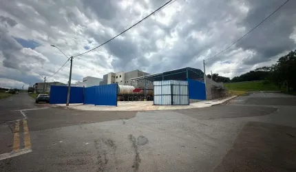 Barracão Industrial com Piso de Concreto Reforçado e 1108m²! Ideal para Transportadoras e Caminhões