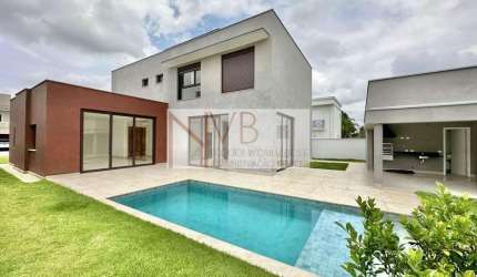 Casa em Granja Viana: 4 Suítes e 307m² por R$3,9M