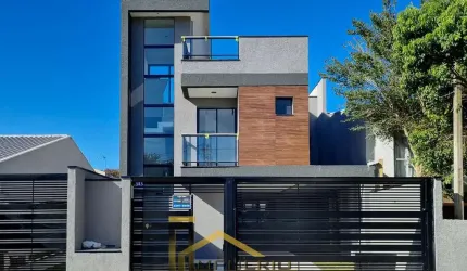 Casa à venda em Curitiba-PR, Capão Raso: 3 quartos, 2 suítes, 1 sala, 4 banheiros, 2 vagas de garagem, 141m². Confira!