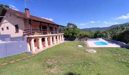 Sítio com ampla casa e piscina a venda em Picada Café na Serra Gaúcha