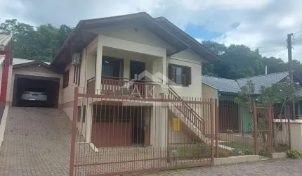 Excelente casa com piscina à venda em Picada Café na Serra Gaúcha