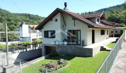Belíssima casa plana à venda em Picada Café na Serra Gaúcha