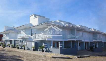Sobrados novos com dois quartos em ótima localização à venda em Feliz-RS.